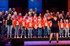 Martijje en Band met 500 zingende kinderen en vakspecialisten