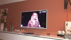 bij iedereen thuis in de woonkamer